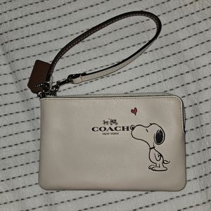 Coach X Peanuts Snoopy Kiss Zip Wristlet